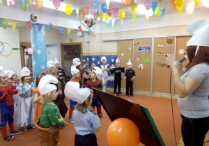 Żaki i Juniorzy na sali gimnastycznej podczas koncertu "Bajkowe hity karnawałowe"