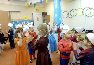 Żaki i Juniorzy na sali gimnastycznej podczas koncertu "Bajkowe hity karnawałowe"