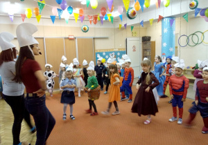 Żaki i Juniorzy na sali gimnastycznej podczas koncertu "Bajkowe hity karnawałowe"