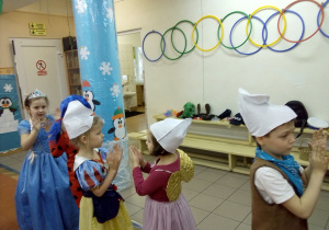 Żaki i Juniorzy na sali gimnastycznej podczas koncertu "Bajkowe hity karnawałowe"