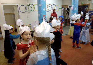Żaki i Juniorzy na sali gimnastycznej podczas koncertu "Bajkowe hity karnawałowe"