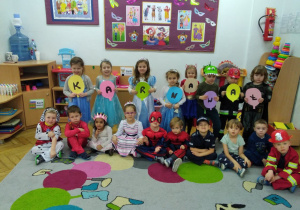 Smyki - zdjęcie grupowe w strojach karnawałowych