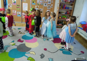 Smyki podczas zabaw i konkursów karnawałowych w sali