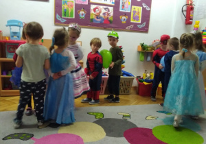 Smyki podczas zabaw i konkursów karnawałowych w sali