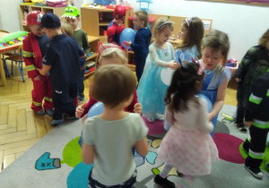 Smyki podczas zabaw i konkursów karnawałowych w sali