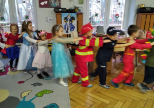 Smyki podczas zabaw i konkursów karnawałowych w sali