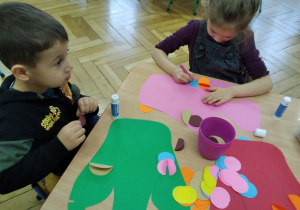 Smyki przy stoliczkach przygotowują dekorację do przestawienia z okazji Dnia Babci i Dzadka