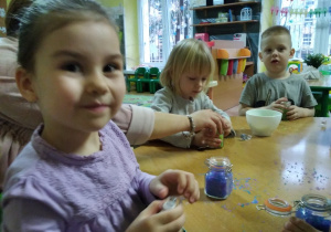 Tuptusie przy stoliczkach przygotowują prezenty dla Babci i Dziadka