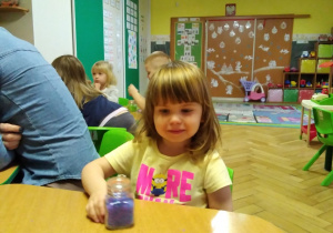Tuptusie przy stoliczkach przygotowują prezenty dla Babci i Dziadka
