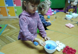 Tuptusie przy stoliczkach przygotowują prezenty dla Babci i Dziadka