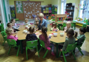 Tuptusie przy stoliczkach przygotowują prezenty dla Babci i Dziadka