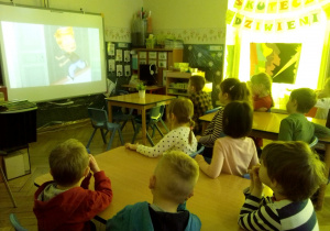 Juniorzy oglądaja film z cyklu "Mali Wielcy Odkrywcy - światło"