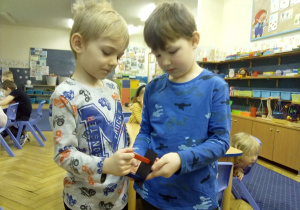 zabawa badawcza związana z przyciąganiem przedmiotów magnesem
