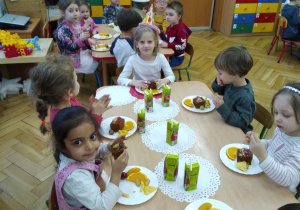 poczęstunek urodzinowy w Smykach