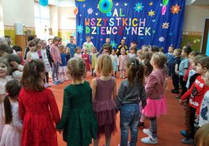 wspólne śpiewanie posenki na sali gimnastycznej - dzieci ustawione w kole