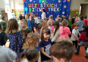 taniec w parach na sali gimnastycznej