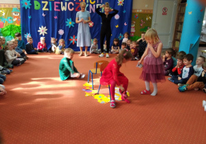 zabawy z krzesełkami na sali gimnastycznej - Żaczki