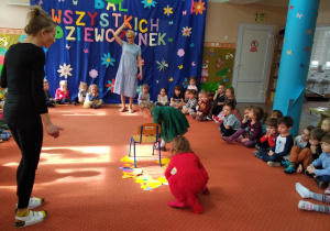 zabawy z krzesełkami na sali gimnastycznej - Żaczki