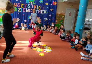 zabawy z krzesełkami na sali gimnastycznej - Żaczki