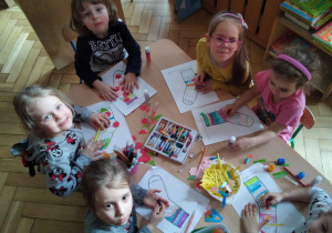 Smyki przygotowują sylwety skarpet