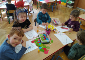 Smyki przygotowują sylwety skarpet