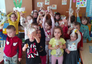Smyki - zdjęcie grupowe z przygotowanymi świczkami i miodem w słoiczkach