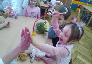 dziewczynka "przybija piątkę ze studentką"