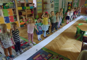 Tuptusie w sali ustawione wzdłóż białej karty papieru