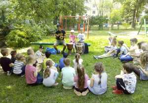Juniorzy w kole w ogrodzie przedszkolnym podczas zajęć Capoeira