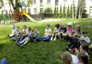 Juniorzy w kole w ogrodzie przedszkolnym podczas zajęć Capoeira