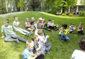 Juniorzy w kole w ogrodzie przedszkolnym podczas zajęć Capoeira