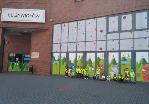 Smyki - zdjęcie grupowe przy wejścu do Ul. Żywiołów