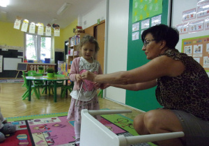 zajęcia logorytmiczne w Tuptusiach - dzieci siedzą na dywanie i odgadują jaki przedmiot wydaje dźwięk