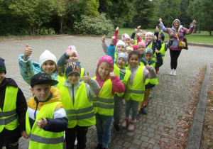 Juniorzy w parach w kamizelkach odblaskowych