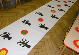 przygotowany papier z naklejonymi jabłoniami