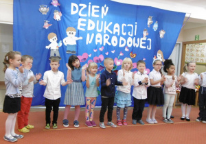 Juniorzy podczas występu z okazji DEN na sali gimnastycznej odświętnie ubrane