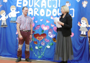 wręczenie podziekowań przez dyrektora przedszkola