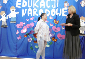 wręczenie podziekowań przez dyrektora przedszkola