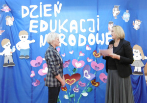 wręczenie podziekowań przez dyrektora przedszkola