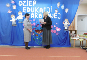 wręczenie podziekowań przez dyrektora przedszkola