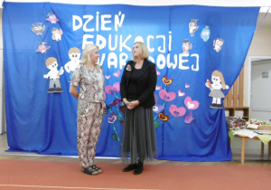 wręczenie podziekowań przez dyrektora przedszkola