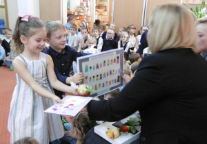 wręczanie własnoręcznie wykonanych upominków pracownikom przedszkola