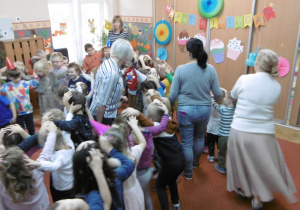 wspólna zabawa na sali gimnastycznej