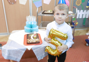 pamiątkowe zdjęcie urodzinowe - 5 latek