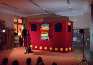 dekoracja do przedstawienia "Książniczka na ziarnku grochu"