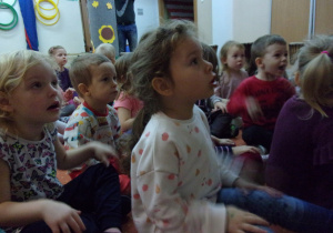 Tuptusie podczas zajęć z afrorytmiki