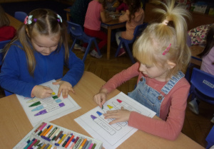 Juniorzy kolorują obrazki