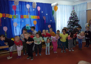 wspólne tańce na sali gimnstycznej