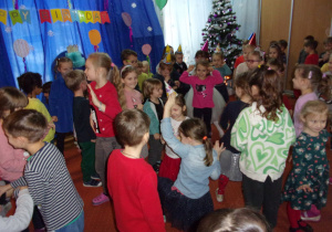 wspólne tańce na sali gimnstycznej