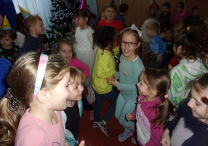 wspólne tańce na sali gimnstycznej